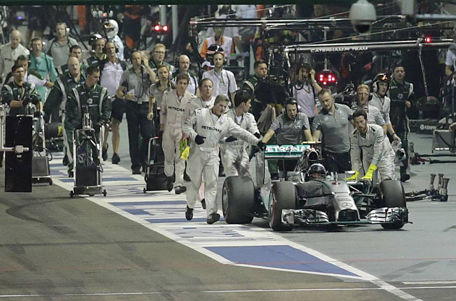 Rosberg si schiera in pit lane, non potr lottare con Hamilton per difendere il primato della classifica. Afp